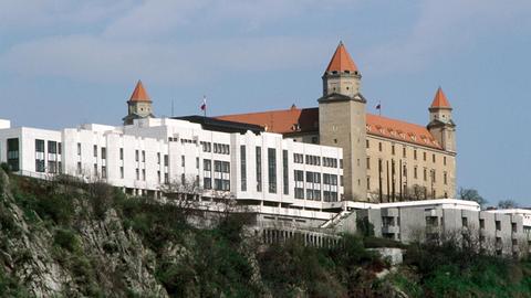 Das Parlament und das Schloss der slowakischen Stadt Bratislava.