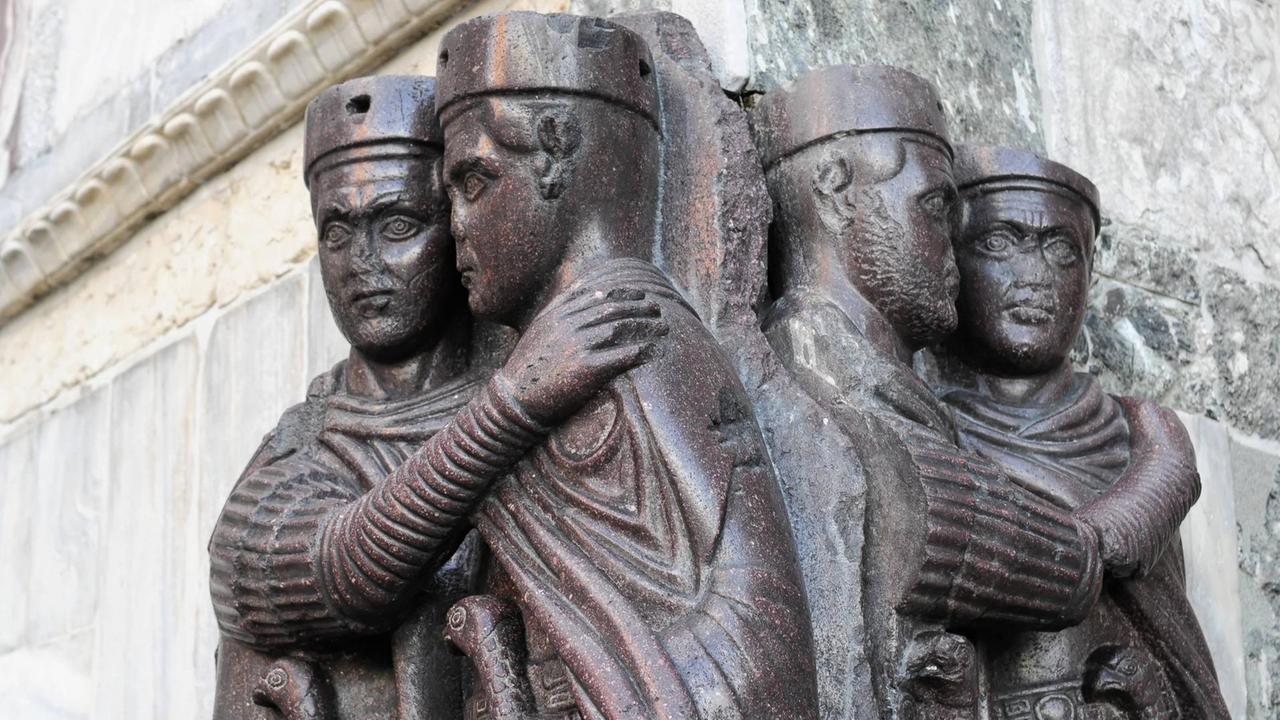 Statuen aus Porphyr zeigen die römischen Tetrarchen Diokletian, Maximian, Constantius und Galerius, die sich umarmen.