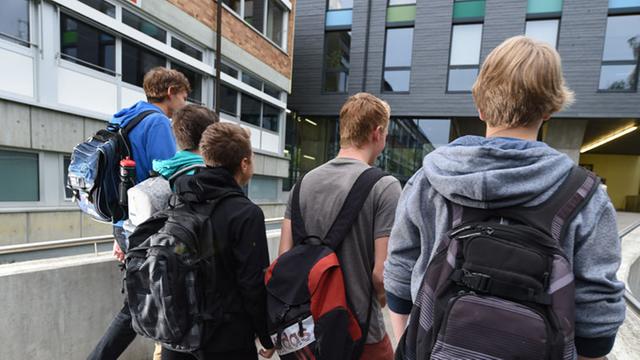 Eine Gruppe Schüler geht im September 2014 in Ailingen (Baden-Württemberg) nach den Sommerferien zur Realschule Ailingen; im Hintergrund das Schulgebäude.