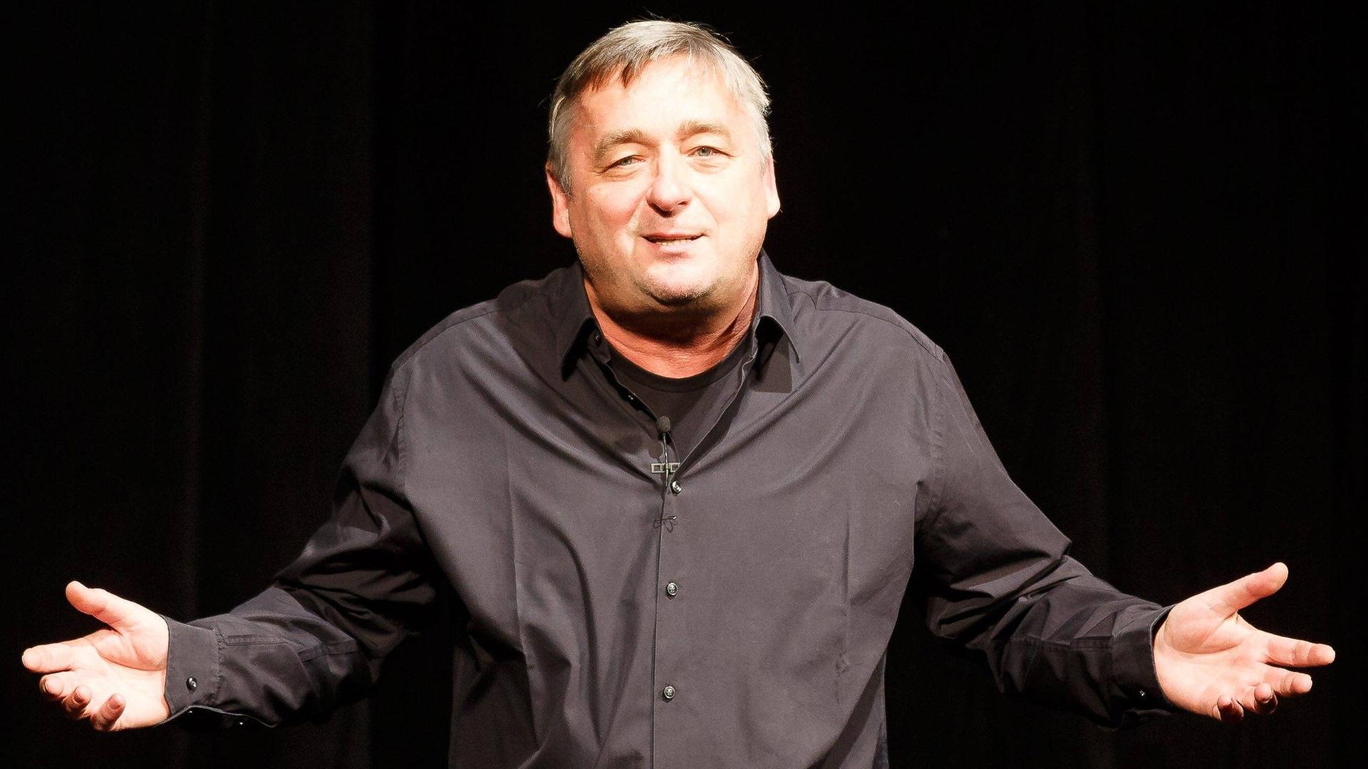 Der Kabarettist Andreas Vitásek auf der Bühne.