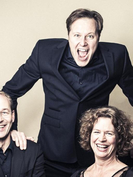 Das vierköpfige Mandelring Quartett lacht ungehemmt in Konzertkleidung in die Kamera.