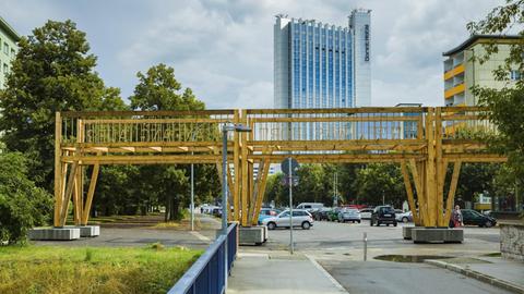 "WANDELGANG" des niederländischen Künstlerkollektivs Observatorium ist eine Art Brücke über eine Straße. Das Werk ist Teil des Kunstprojekts "Gegenwarten/Presences" im öffentlichen Raum in Chemnitz und ist eine wichtige Etappe bei der Bewerbung als Kulturhauptstadt 2025.