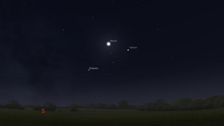 Mond, Saturn und Antares am Abendhimmel