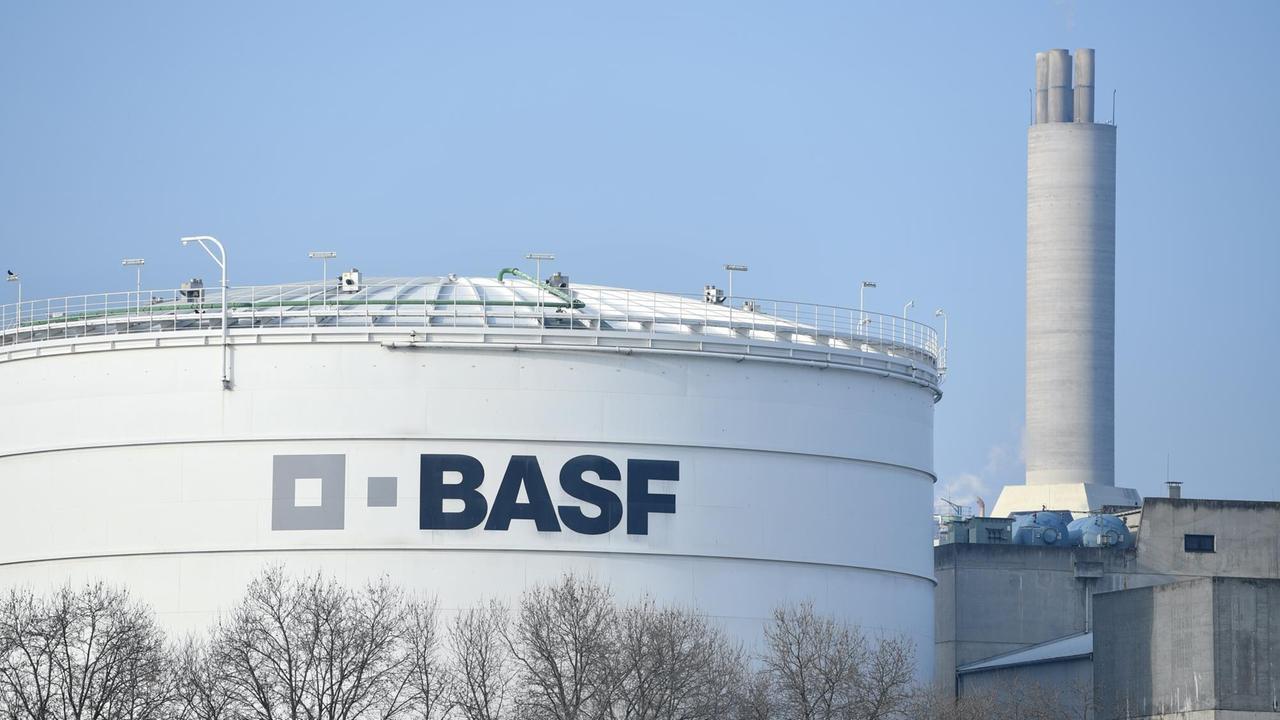 Industrieanlagen stehen am 16.02.2017 in Ludwigshafen (Rheinland-Pfalz) auf dem Werksgelände des Chemiekonzerns BASF.