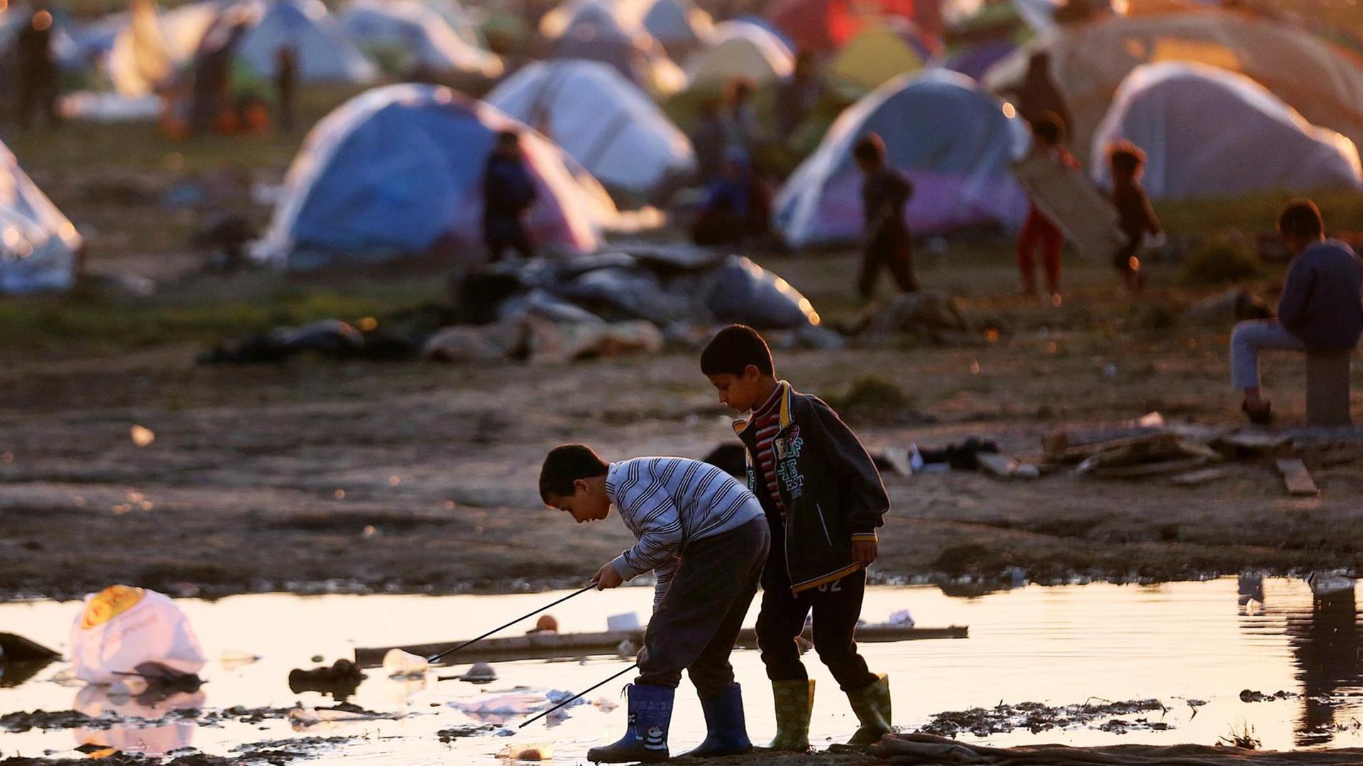 Kinder spielen im Flüchtlingslager Idomeni an der griechisch-mazedonischen Grenze