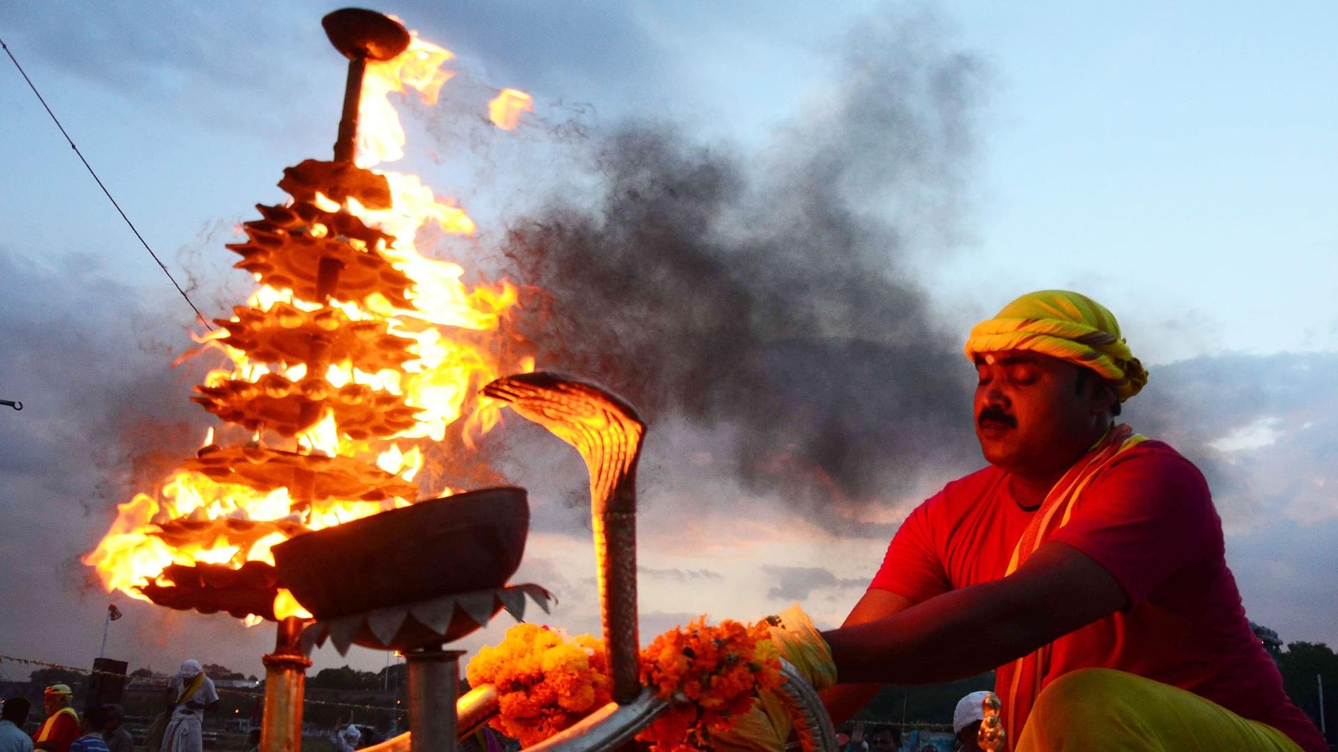 Ein Priester in Indien während eines hinduistischen Feuerrituals.