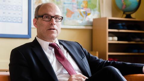 Hamburgs Schulsenator Ties Rabe (SPD) sitzt am 23.06.2017 in Hamburg im Klassenzimmer einer Ganztagsschule.