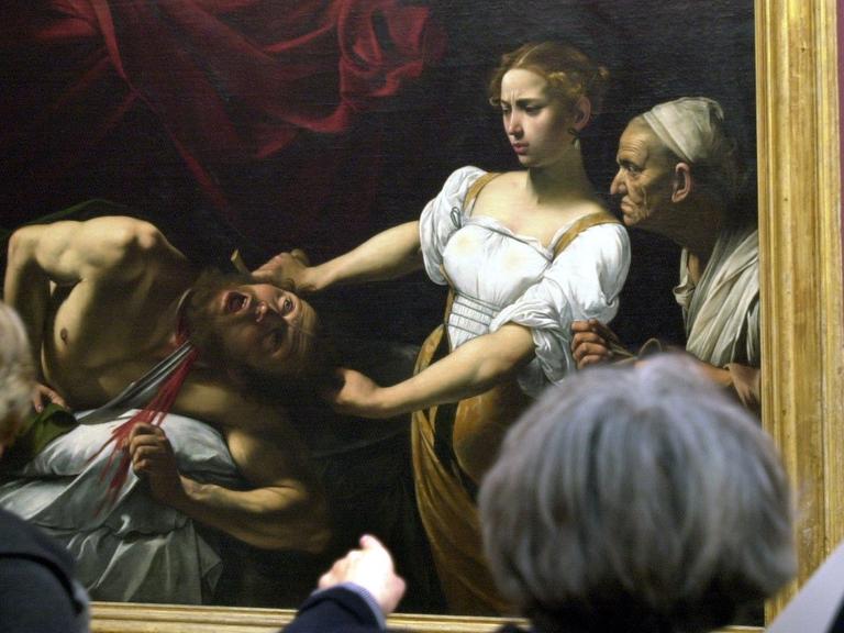Berlin: Museumsbesucher betrachten am 23.01.2001 das Gemälde"Judith enthauptet Holofernes" von Caravaggio in die Berliner Nationalgalerie. Das 1598/99 entstandene Meisterwerk ist eine Leihgabe aus dem Palazzo Barberini in Rom und wird erstmalig in Deutschland gezeigt.