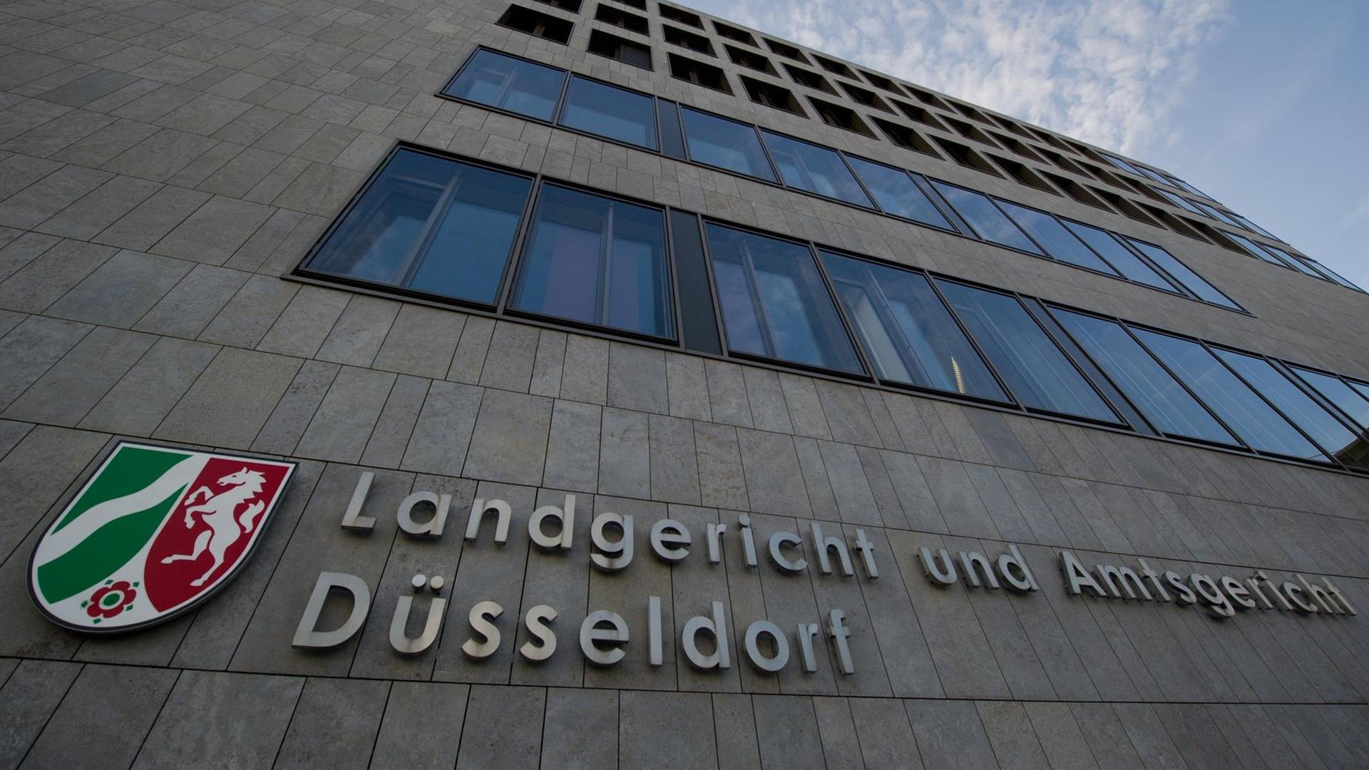 Das Gebäude des Landgerichts und Amtsgerichts Düsseldorf - Fassade und Schriftzug Das Gebäude des Landgerichts und Amtsgerichts Düsseldorf - Fassade und Schriftzug