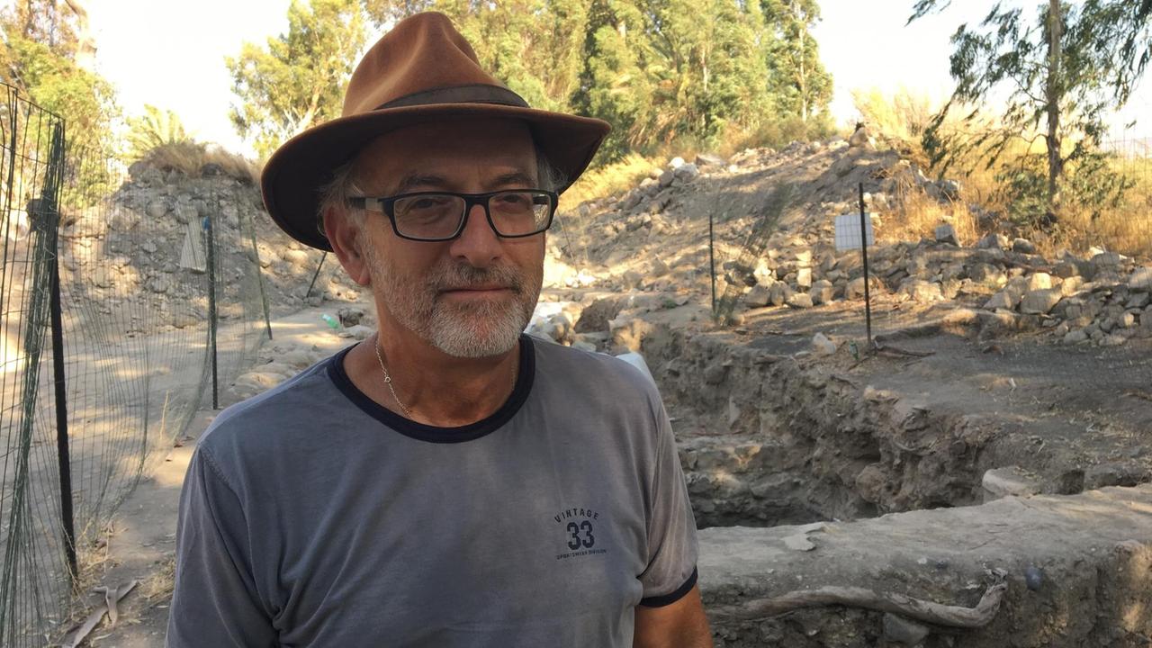 Der israelische Archäologe Mordechai Aviam vor seiner Ausgrabungsstätte.