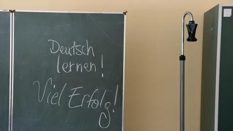 Auf einer Tafel in der ehemaligen Kaserne in Sigmaringen steht am 20.02.2015 "Deutsch lernen! Viel Erfolg!"
