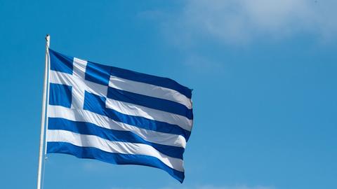 Die Flagge Griechenlands weht im Sommerwind.