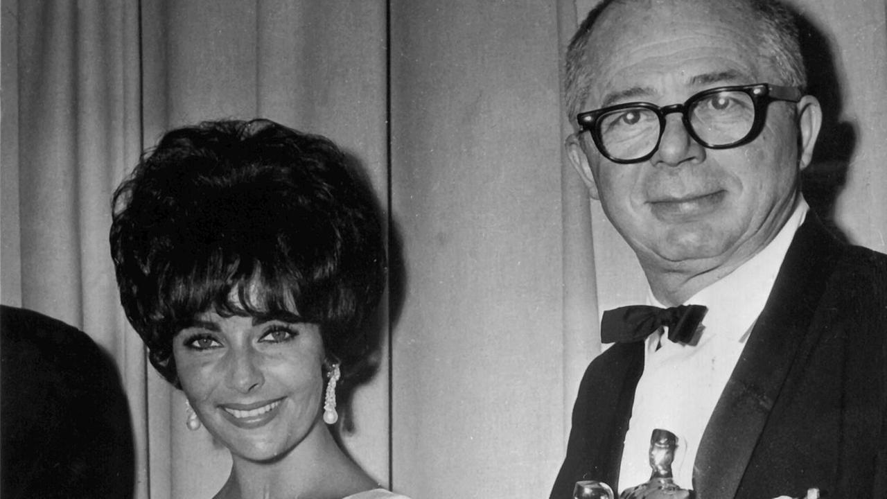 Der Regisseur Billy Wilder (hier mit seinen drei "Oscars", neben ihm Elizabeth Taylor während der Verleihung 1961) wird am 22. Juni 90 Jahre alt.