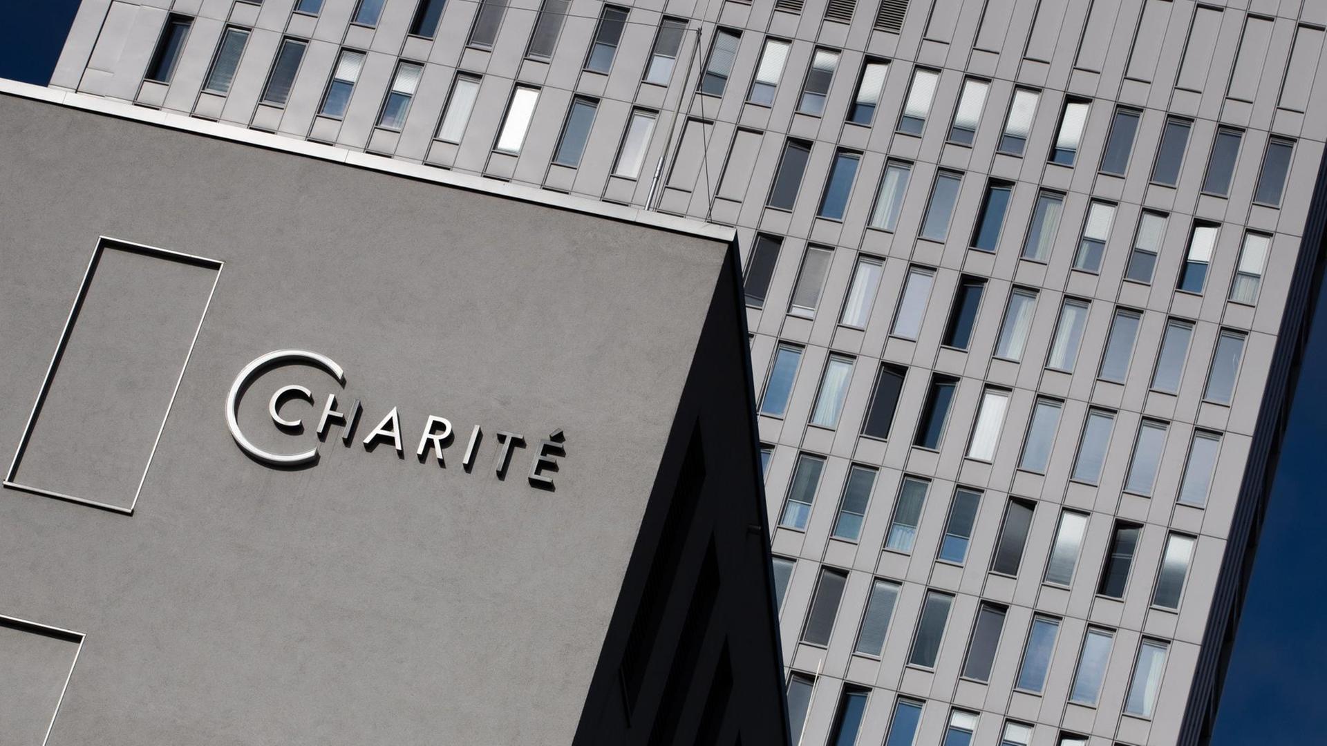 Das Bettenhochhaus der Berliner Charité ist hinter dem Logo der Universitätsklinik zu sehen. Das Bettenhochhaus der Berliner Charité ist hinter dem Logo der Universitätsklinik zu sehen.