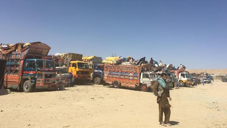 In langen Reihen stehen die Lastwagen mit dem Hab und Gut der Rückkehrer aus Pakistan auf einem freien Gelände vor dem UN-Registrierungszentrum. Rund 7.000 Menschen kommen derzeit laut UNHCR täglich in Afghanistan an.