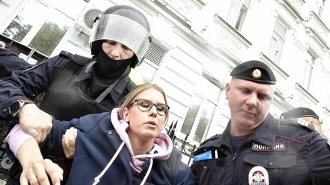 Moskau, Polizeieinsatz während Demonstration mit Ljubow Sobol MOSCOW, RUSSIA - AUGUST 3, 2019: Police officers detain one of the rally organizers, Lyubov Sobol, an opposition activist and a rejected opposition candidate, during an unauthorized rally in support of rejected independent candidates in the upcoming Moscow City Duma Moscow parliament election held by Russian opposition. Dmitry Serebryakov/TASS PUBLICATIONxINxGERxAUTxONLY TS0B54DB