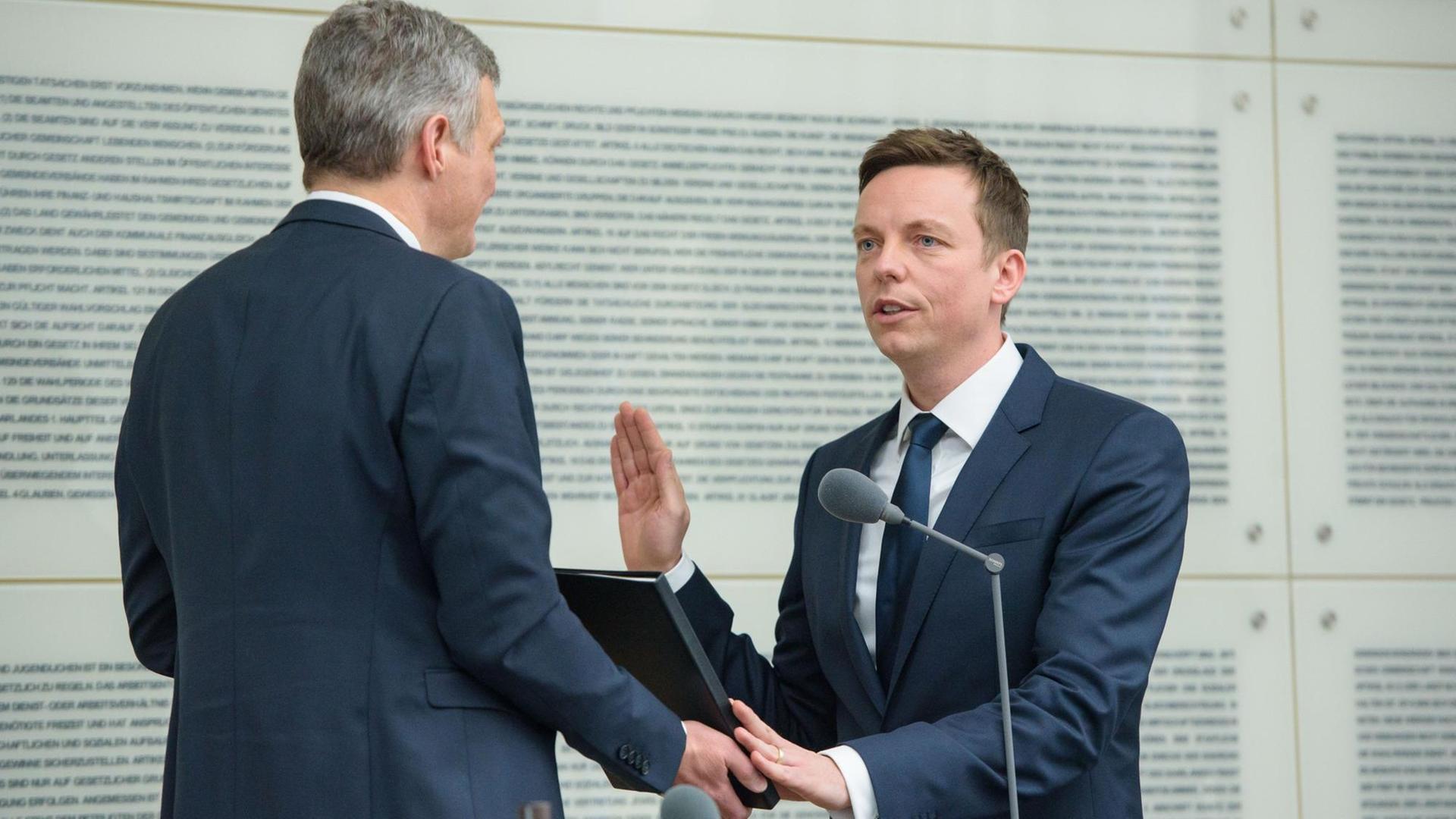Stephan Toscani (CDU), Präsident des Landtags des Saarlandes, nimmt Tobias Hans (CDU) (r) den Amtseid als Ministerpräsident ab.