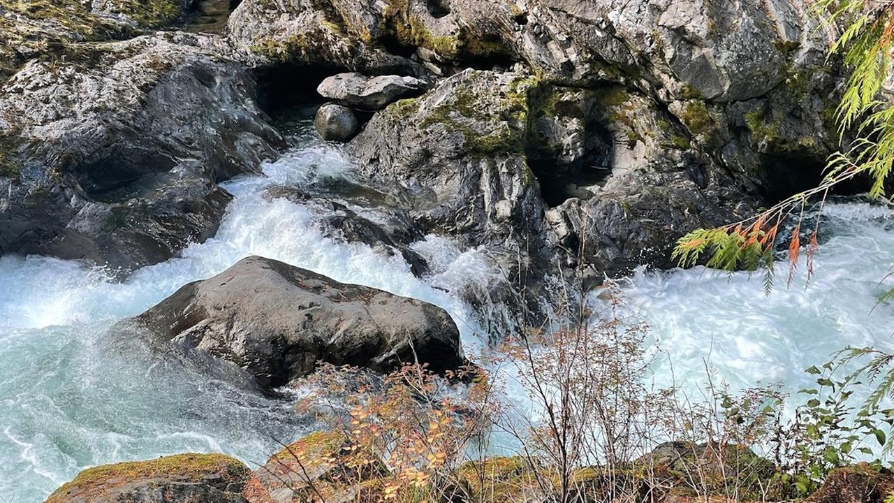 Eine Flusschnelle zwischen zwei Felsen