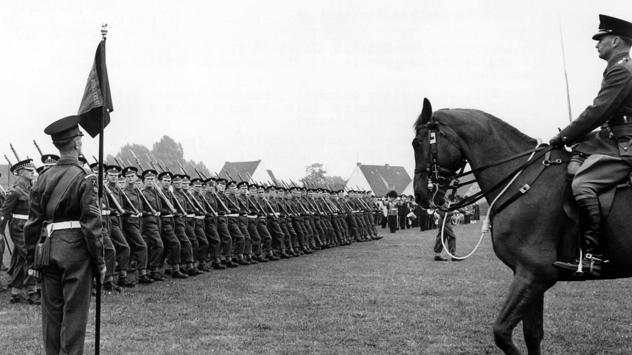 Britische Truppen bei der Generalprobe für die Geburtstagsparade für die britische Königin sitzen auf ihren Pferden