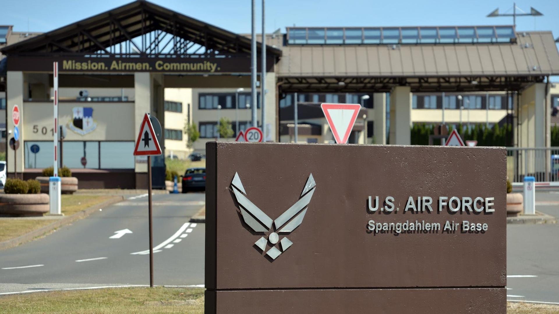 Ein Schild mit dem Schriftzug «U.S. Air Spangdahlem Force Air Base» weist auf den US-Militärflughafen hin. Die US-Regierung plant, die Zahl der permanent in Deutschland stationierten Soldaten auf rund 25.000 zu verringern. In Spangdahlem ist ein Geschwader mit Kampfflugzeugen des Typs F16 stationiert. Insgesamt sind dort etwa 4.000 US-Soldaten stationiert.