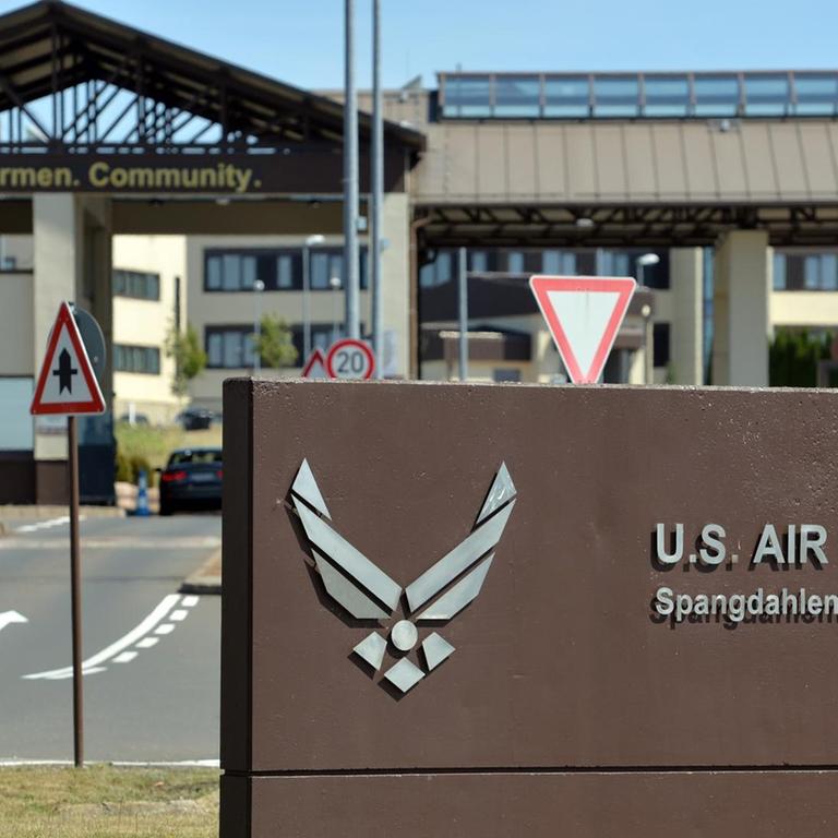 Ein Schild mit dem Schriftzug «U.S. Air Spangdahlem Force Air Base» weist auf den US-Militärflughafen hin. Die US-Regierung plant, die Zahl der permanent in Deutschland stationierten Soldaten auf rund 25.000 zu verringern. In Spangdahlem ist ein Geschwader mit Kampfflugzeugen des Typs F16 stationiert. Insgesamt sind dort etwa 4.000 US-Soldaten stationiert.