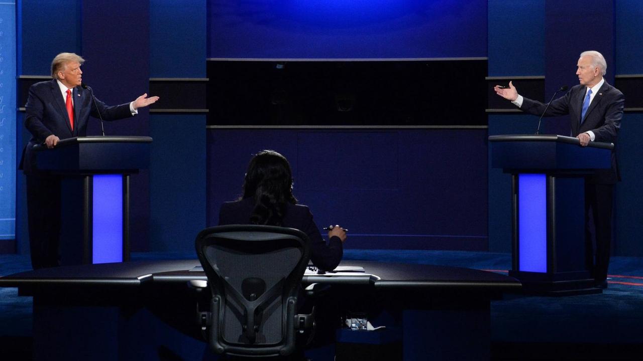 Die Präsidentschaftskandidaten Trump und Biden bei einem TV-Duell im US-Präsidentenwahlkampf 2020.