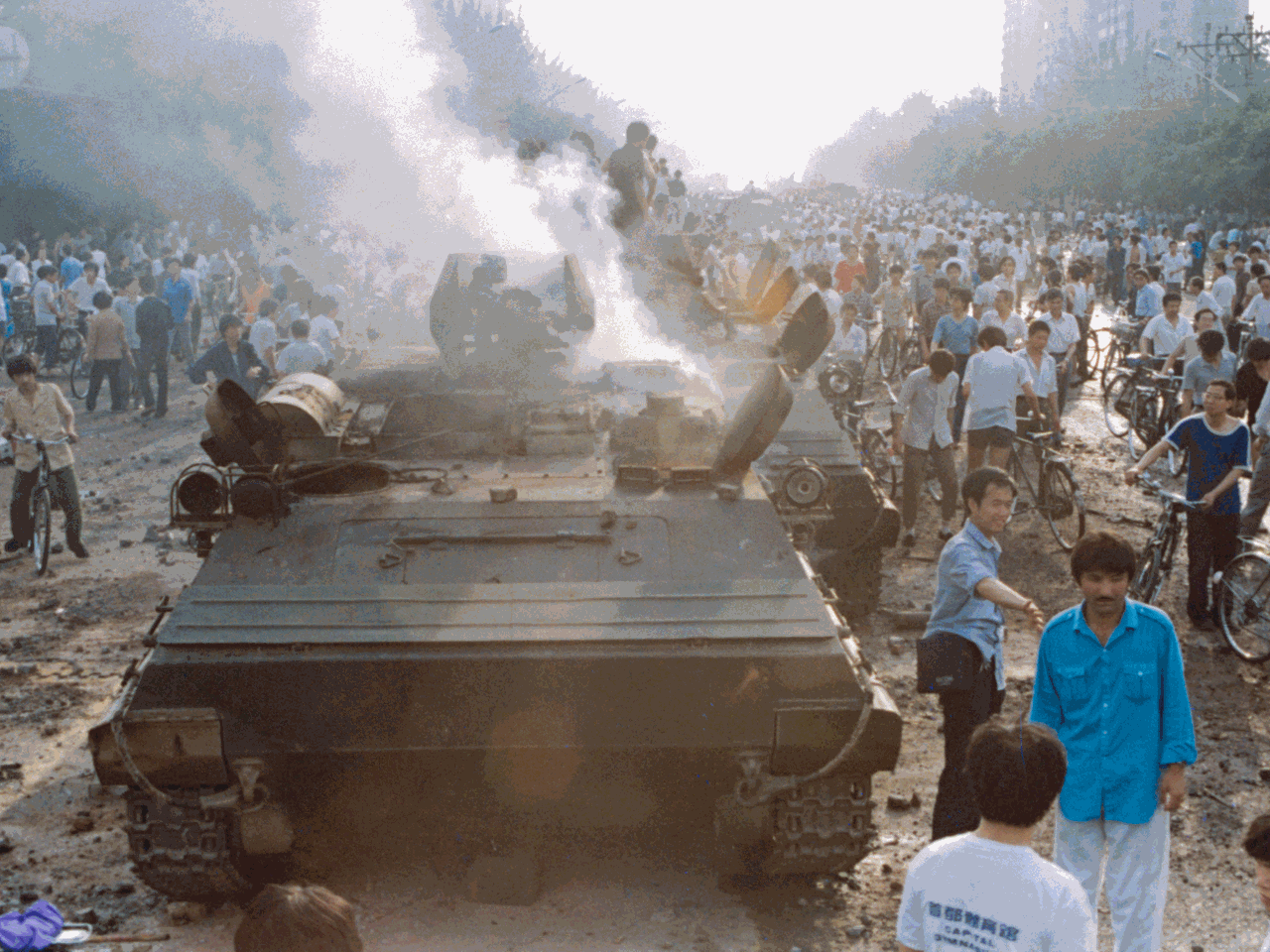 Demonstranten setzen auf dem Platz des himmlischen Friedens (Tian'anmen) in Peking am 03.06.1989 einen Panzer in Brand. Am 3. und 4. Juni lies die chinesische Führung die Proteste der Bevölkerung für mehr Demokratie und Freiheit auf dem Plat