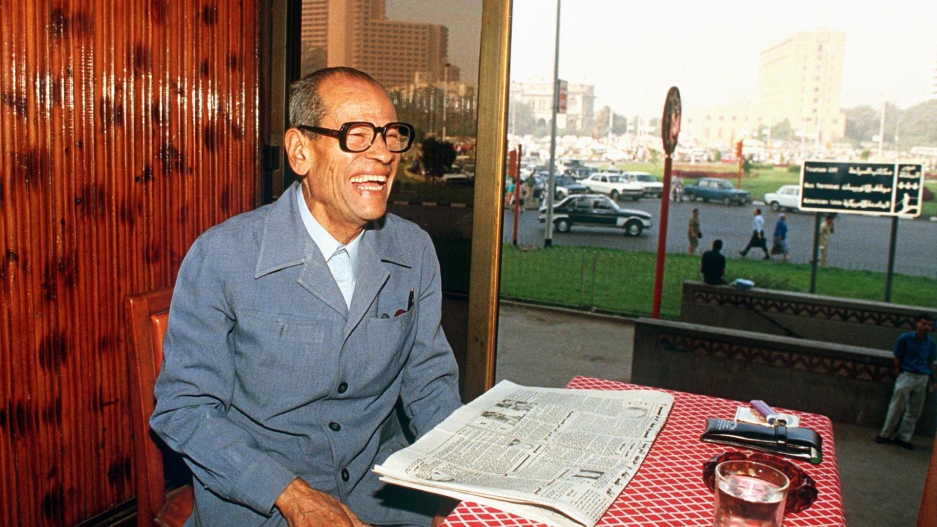 Der Nobelpreisträger für Literatur, der Ägypter Nagib Mahfus, am 20. Oktober 1988 in seinem Lieblingscafe "Ali Baba" am Place Tahrir in Kairo.