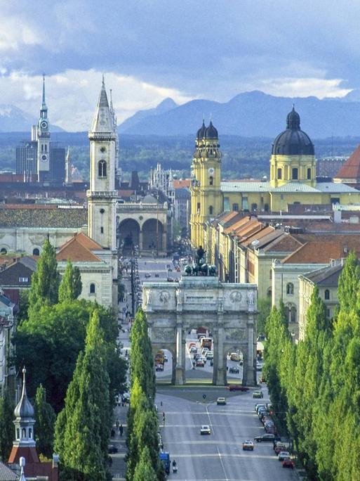 Münchner Stadtlandschaft mit der schnurstracks geraden Ludwigstraße und dem Siegestor. Rechts hinten ist die Frauenkirche zu sehen.