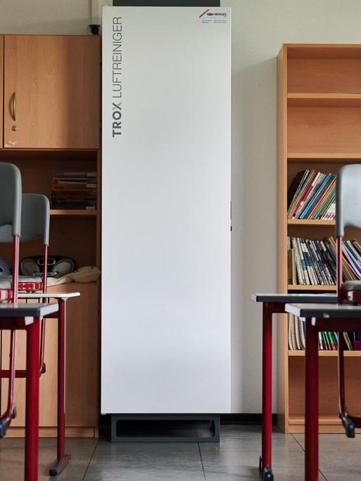 Ein Gerät zur Luftfilterung steht in der Realschule am Hemberg/NRW in einem Klassenraum.