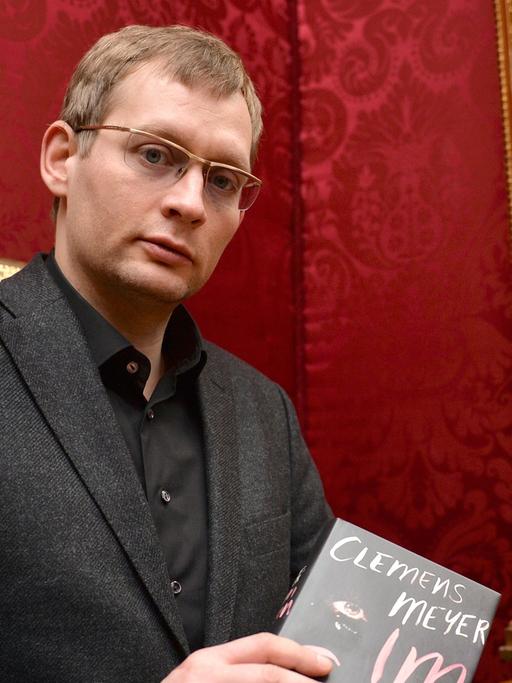 Der Schriftsteller Clemens Meyer vor der Verleihung des Bremer Literaturpreises 2014 mit seinem Buch.