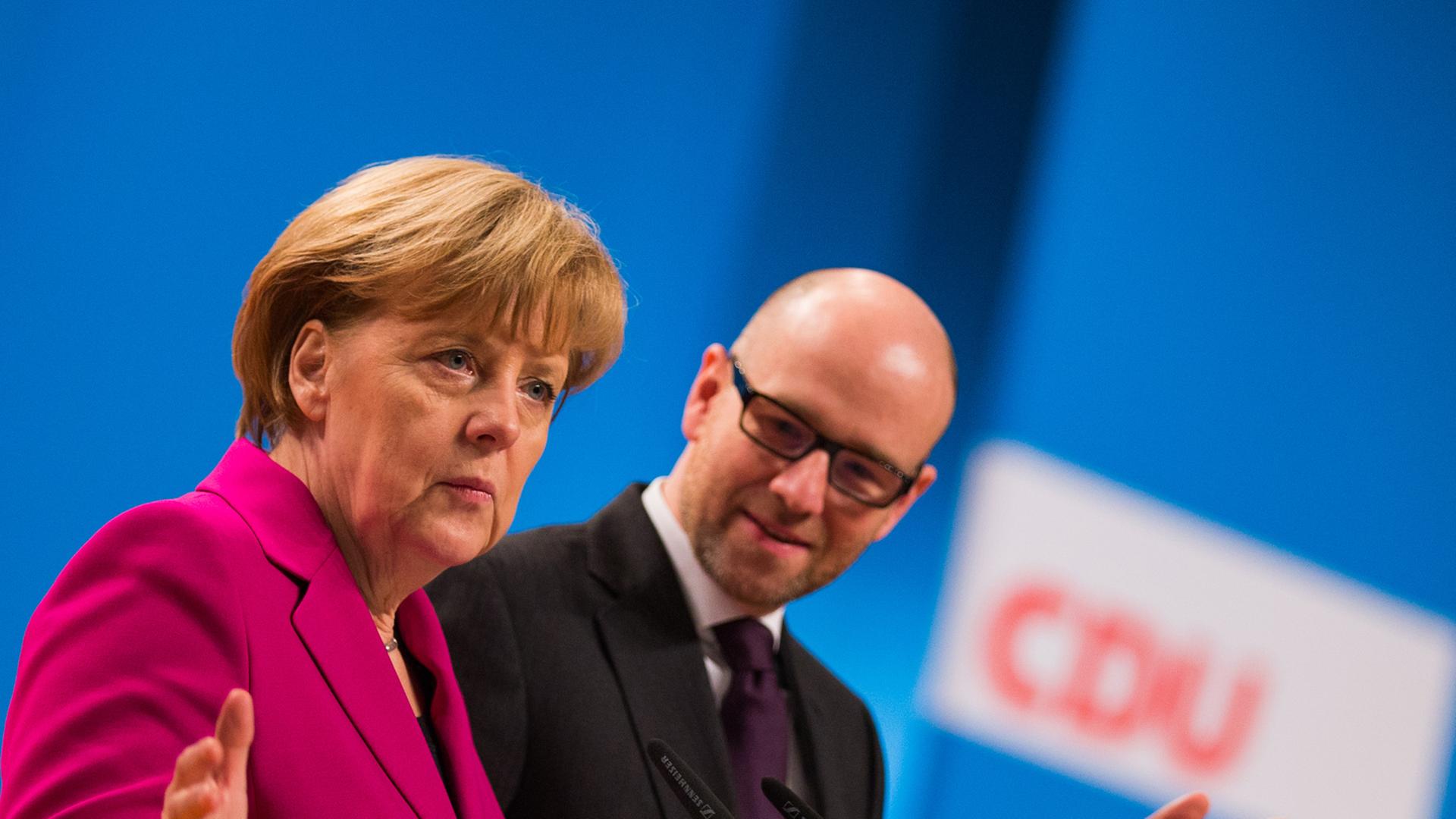 Bundeskanzlerin Angela Merkel und der Generalsekretär der CDU, Peter Tauber, inspizieren vor dem Bundesparteitag der CDU in Köln (Nordrhein-Westfalen) die Halle.