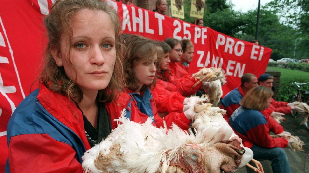 Mit toten Hühnern protestieren Aktivisten der Tierschutz-Organisation Animal Peace am 11.06.1996 gegen die Praktiken des sogenannten "Hühnerbarons" Anton Pohlmann. Am selben Nachmittag wurde er zu einer Freiheitsstrafe von zwei Jahren auf Bewährung und einer Zahlung von 3,1 Millionen Mark verurteilt.