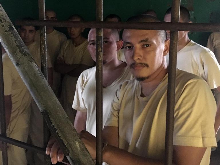 Häftlinge hinter Gittern