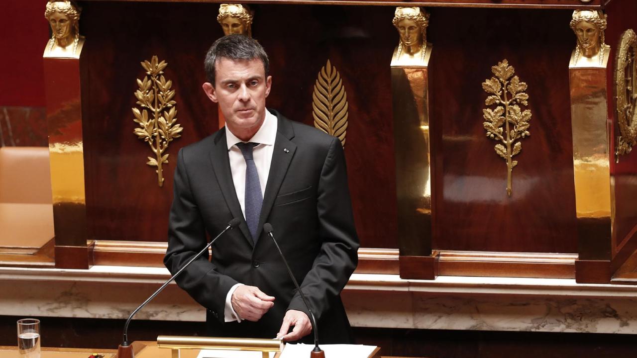 Valls am Rednerpult des französischen Parlaments.