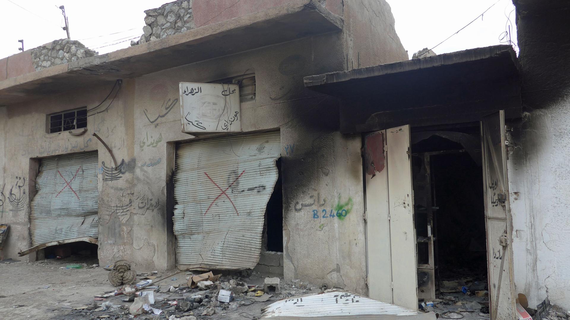 In der kurdischen Stadt Duskhurmatu, unweit von Kirkuk: Kurdische Geschäfte wurden mit einem "X" gekennzeichnet, dann zum Plündern frei gegeben und anschließend in Brand gesetzt.