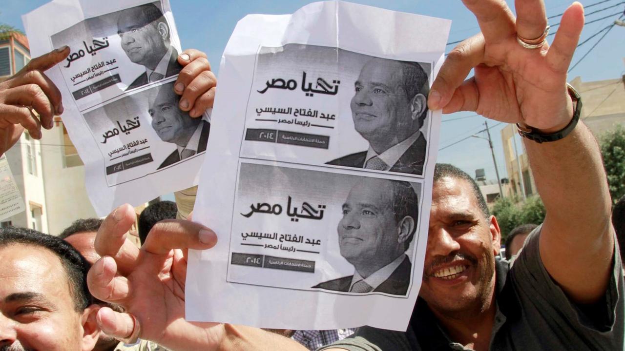 Ägypter halten Bilder von al-Sisi hoch. Ägypter halten Bilder von al-Sisi hoch.