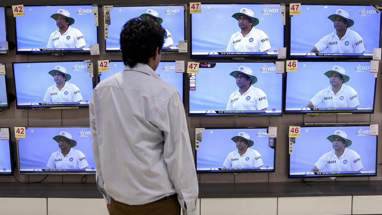Fernseher stehen in einem indischen Elektronik-Shop aufgereiht.