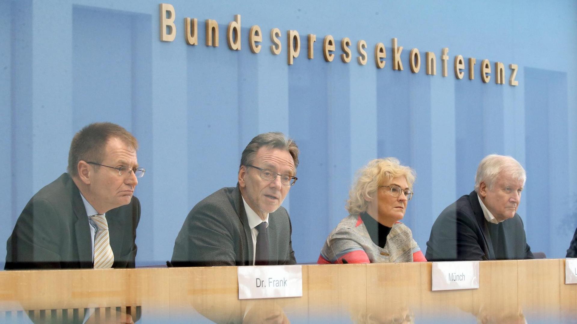 Generalbundesanwalt Peter Frank, BKA-Präsident Holger Münch, Bundesjustizministerin Christine Lambrecht (SPD) und Bundesinnenminister Horst Seehofer (CSU) äußern sich vor der Bundespressekonferenz.