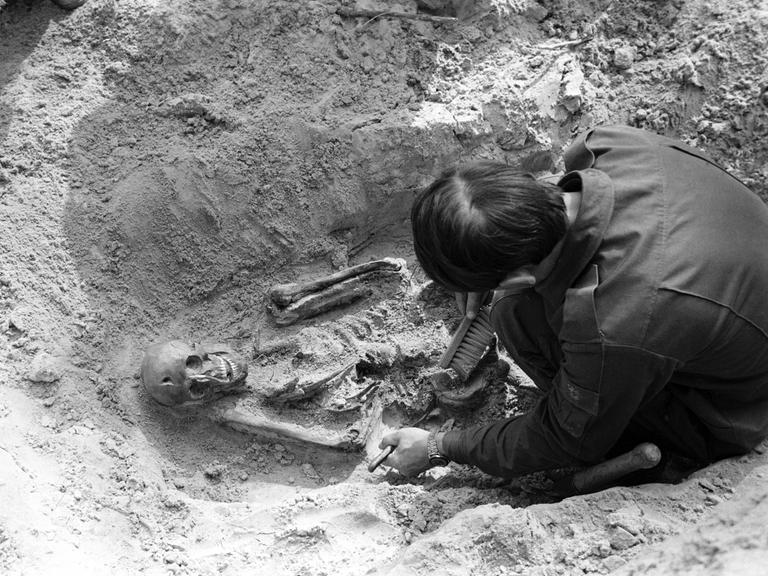 Im Mai 1989 werden Opfer stalinistischer Verfolgung aus einem Massengrab in der Ukrainischen Sozialistischen Sowjetrepublik exhumiert.