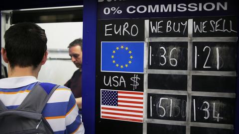 Der Wechselkurs vom Britischen Pfund zum US Dollar (unten) und zum Euro wird am 24.06.2016 in London, Großbritannien, auf einer Tafel an einer Wechselstube angezeigt.