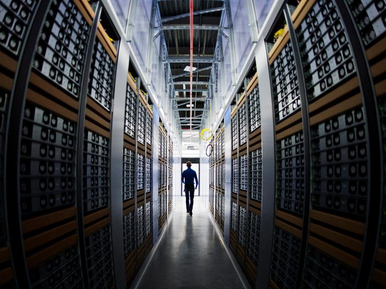 Joel Kjellgren, Facebooks Datenzentrumschef  im schwedischen Lapland, läuft durch die Serverräume.