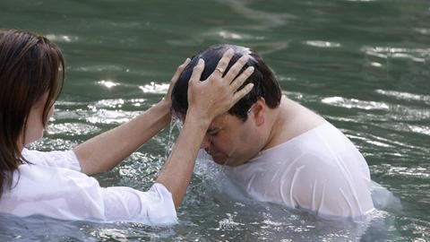Pilger lassen sich im israelischen Yardenit im Fluss Jordan taufen
