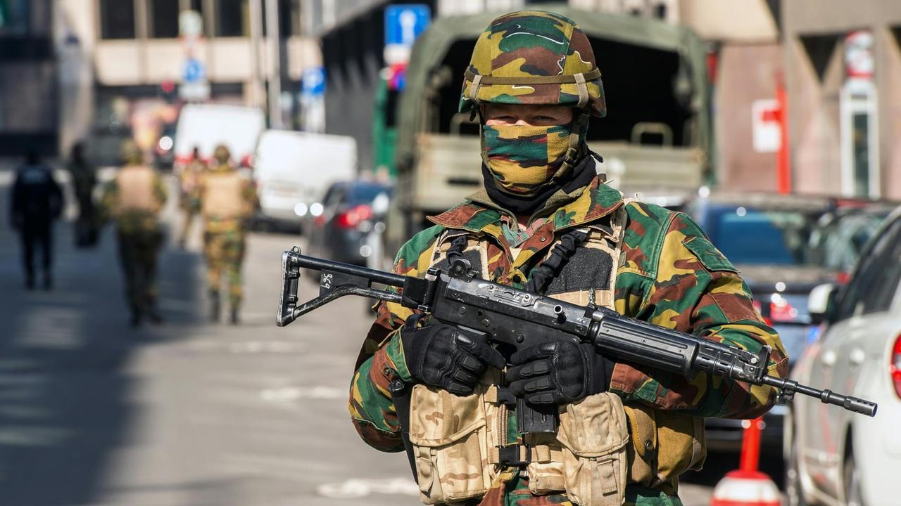 Ein Soldat sperrt die Straße zur U-Bahnstation Maalbeek in Brüssel ab.