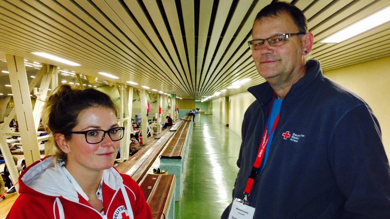 Stefanie Kasch und Gunnar Jasinski vom DRK in der Notunterkunft am Rostocker Hafen