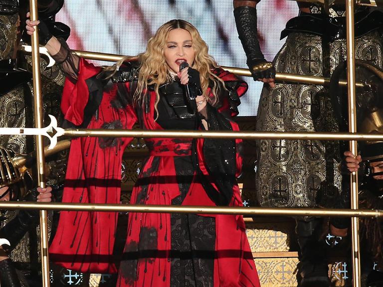 Madonna in der Kölner Lanxess Arena zum Auftakt ihrer Deutschlandtour auf der Bühne.