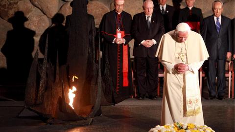 Papst Benedikt XVI. in der Halle der Erinnerung der Holocaust Gedenkstätte Yad Vashem in Jerusalem im Jahr 2009