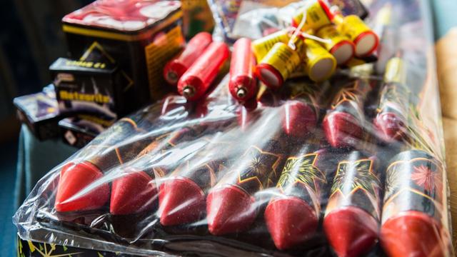 Silvester-Raketen und Böller liegen auf einem Tisch.