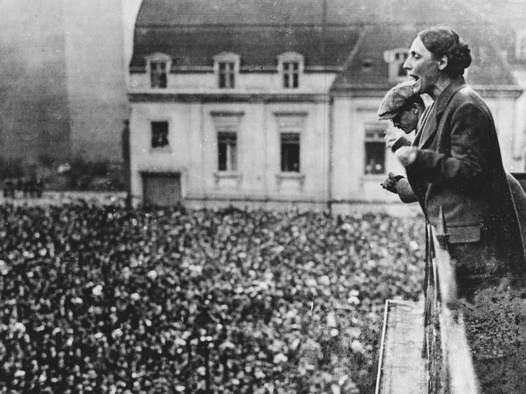 Marie Juchacz steht auf einem Balkon, unter ihr die Menschenmassen zu denen sie spricht