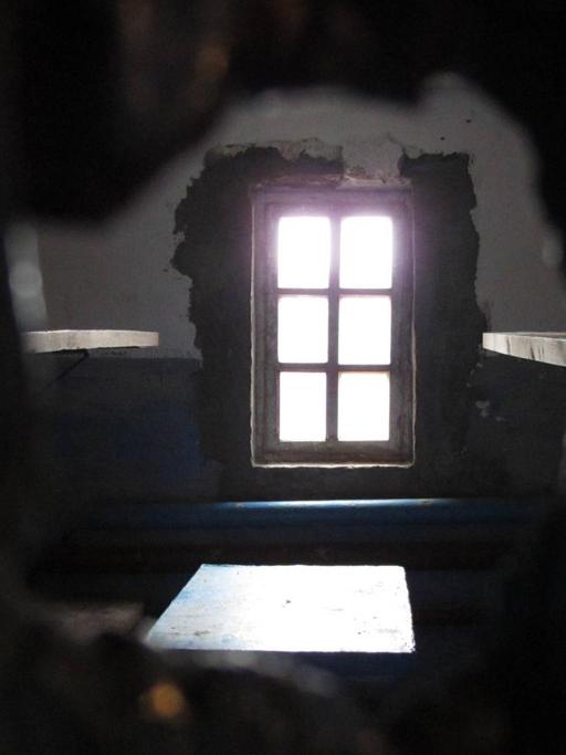 Eine Zelle für vier Häftlinge im Strafblock im Gulag Perm 36, gesehen durch das Beobachtungsloch in der Zellentür.